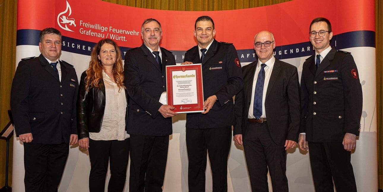 Am Ende seiner Amtszeit wurde Grafenaus Feuerwehrkommandant Thomas Butsch zum Ehrenkommandanten ernannt und wurde mit der goldenen Bürgermedaille ausgezeichnet. Von links: Feurwehrkommandanten-Stellvertreter Stefan Eberle, Michaela Butsch, Thomas Butsch, der neue Feuerwehrkommandant Timo Roller, Bürgermeister Martin Thüringer und der zweite Stellvertreter des Kommandanten Gianluca Biela.