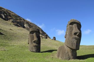 Auf einem auf den Osterinseln stehen In Stein geschlagene Köpfe, „Moais“.