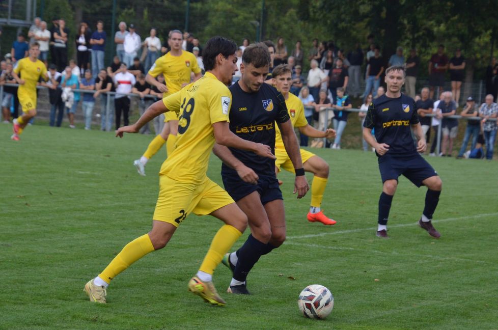 Innenverteidiger Adrian Körtge Corral (blaues Trikot) und der TSV Ehningen erkämpften sich bei Türkspor Neu-Ulm einen wertvollen Zähler.