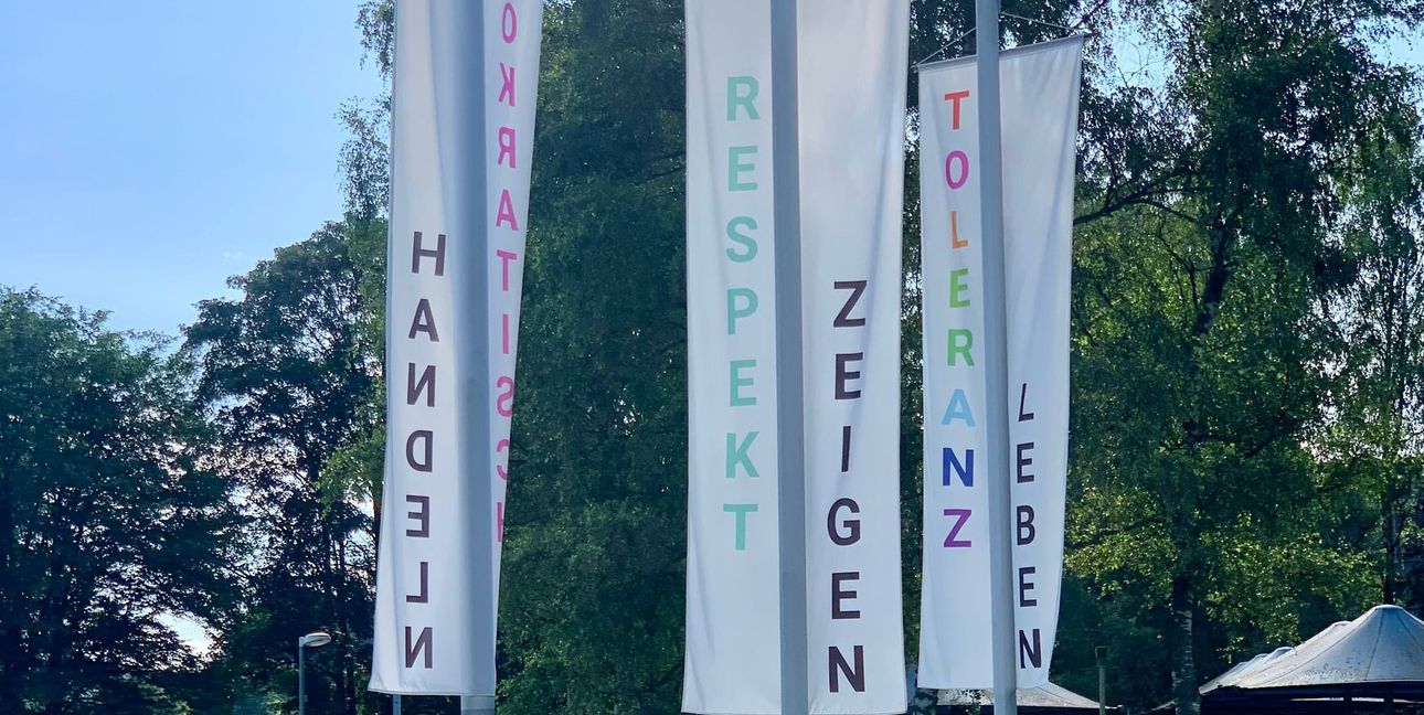 Die Fahnen am Gymnasium Unterrieden haben eine Botschaft.