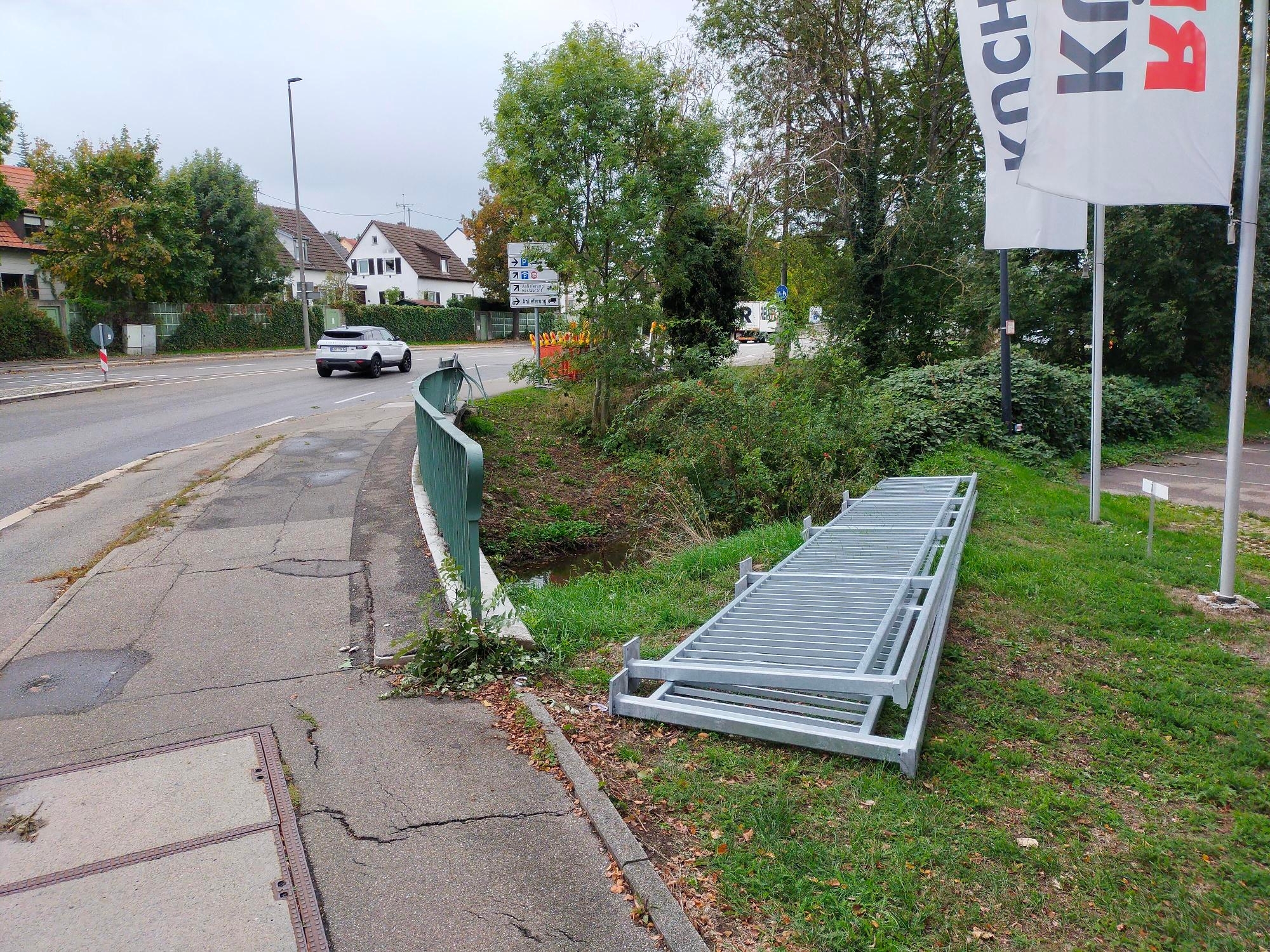 Das neue Geländer für die Brücke über den Goldbach  liegt bereit. Bild: Schweiker