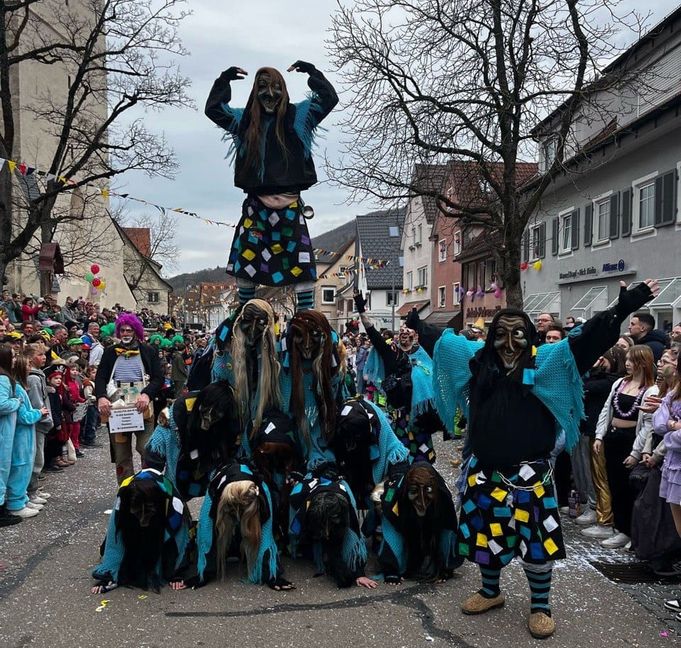 Bekannt ist die Pyramide, die die Hexen bei Umzügen bilden.
