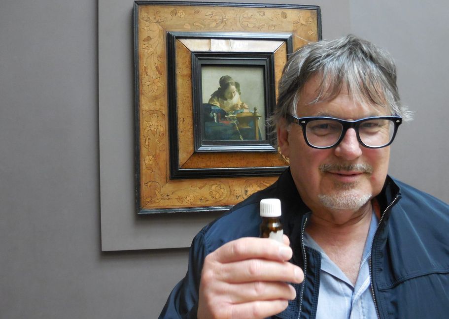 Joachim Kupke 2015 im Pariser Louvre vor der Spitzenklöpplerin von Vermeer.