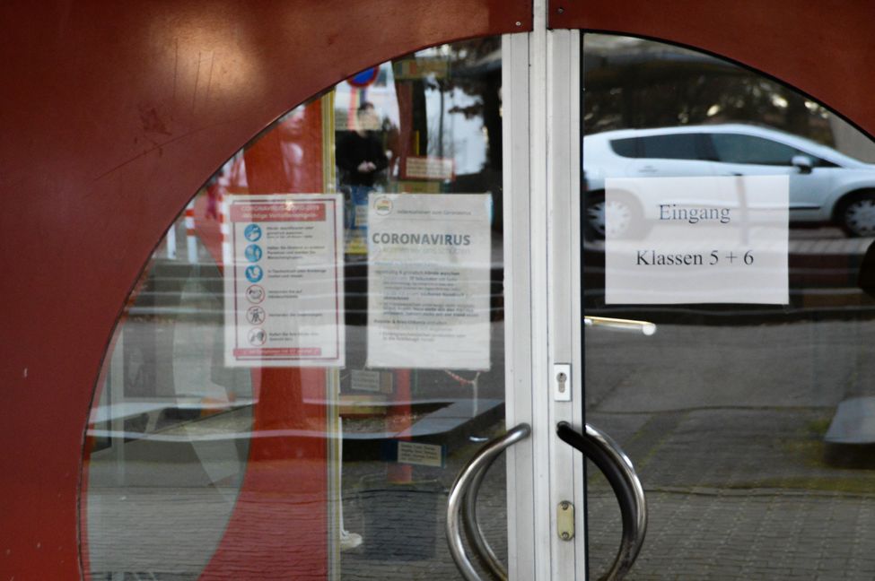 Neben den täglichen Tests müssen sich die Schüler der Sindelfinger Realschule Goldberg weiterhin an die Corona Regeln halten. Auf Informationsblättern am Haupteingang sind diese nachzulesen. Bild: Babel