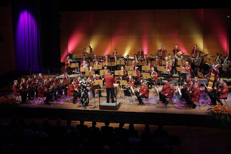 Die Feuerwehr-Musikkapelle hatte sich für ihr Neujahrskonzert mit Violinistin Annika Starc vertärkt. Bild: Heiden