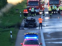 Die Straßenmeisterei musste die Fahrbahn anschließend reinigen. Bild: SDMG/Dettenmeyer