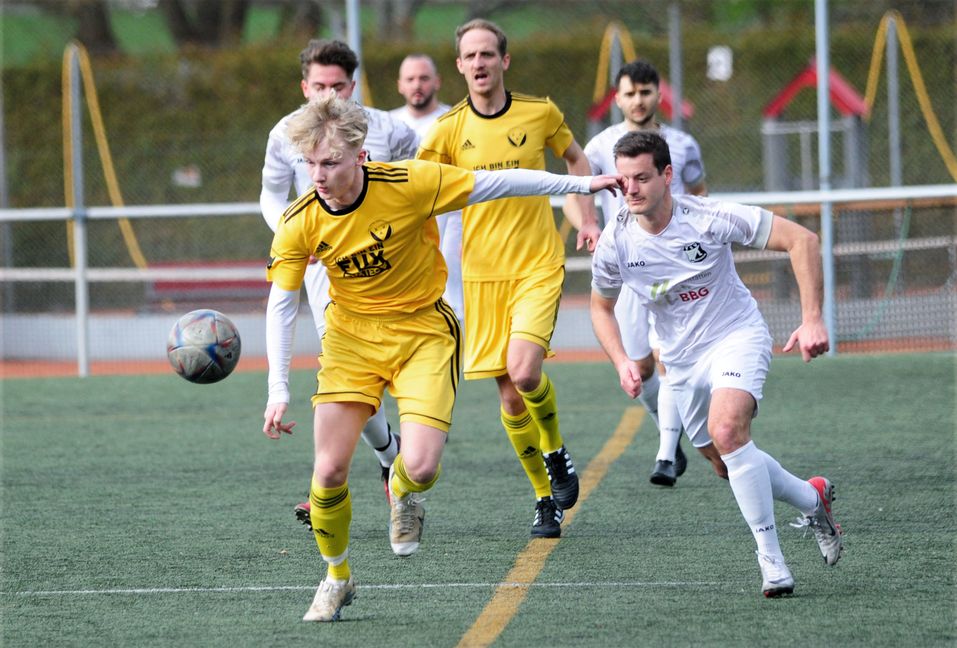 AidlingensTim Oehler (links) läuft in dieser Szene Noll Zefaj vom TSV Dagersheim davon.
Bild: Photostampe