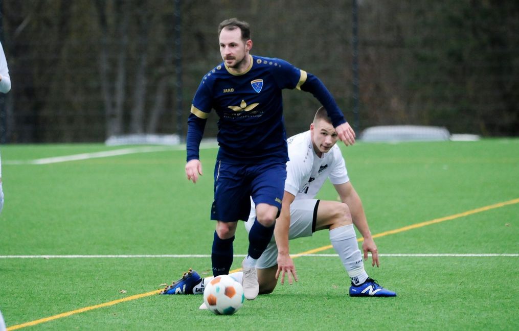 Fabian Schneider (blaues Trikot) rettete den Darmsheimern mit seinen Treffern zum 3:3 und 4:4-Endstand einen Punkt.