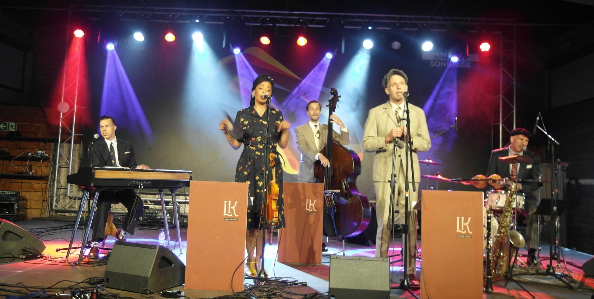 Sascha Kommer, Linda Kyei, Steffen Hollenweger, Carsten Netz und Andrew Andrews (von  links) haben als "Linda Kyei Swing Combo" über 100 Zuschauer in der Alten Tüv-Halle Böblingen begeistert.