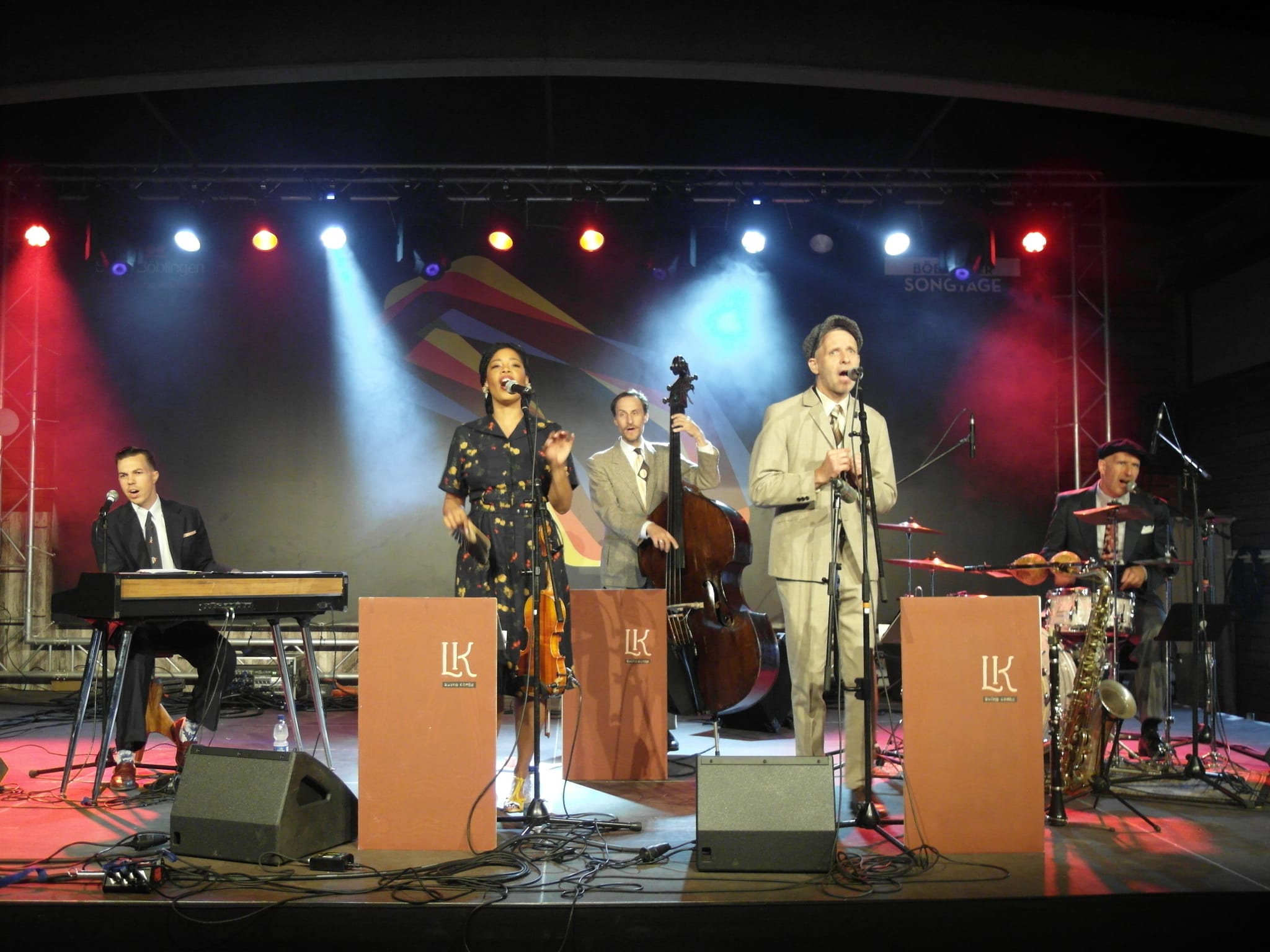 Sascha Kommer, Linda Kyei, Steffen Hollenweger, Carsten Netz und Andrew Andrews (von  links) haben als "Linda Kyei Swing Combo" über 100 Zuschauer in der Alten Tüv-Halle Böblingen begeistert.