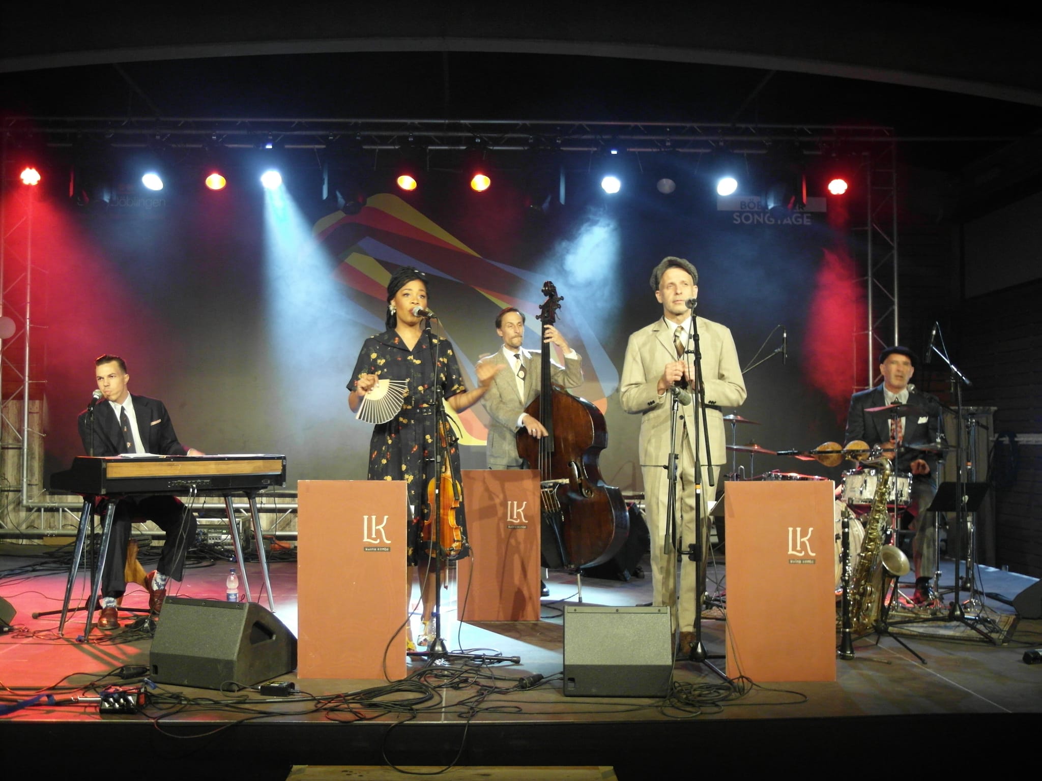 Sascha Kommer, Linda Kyei, Steffen Hollenweger, Carsten Netz und Andrew Andrews (von  links) haben als "Linda Kyei Swing Combo" über 100 Zuschauer in der Alten Tüv-Halle Böblingen begeistert.