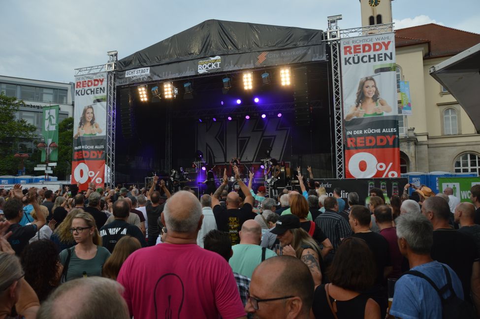 Auch beim zweiten Mittwochskonzert von „Sindelfingen rockt“ strömten die Musikfans auf den Marktplatz. 	Bild: Bilaniuk