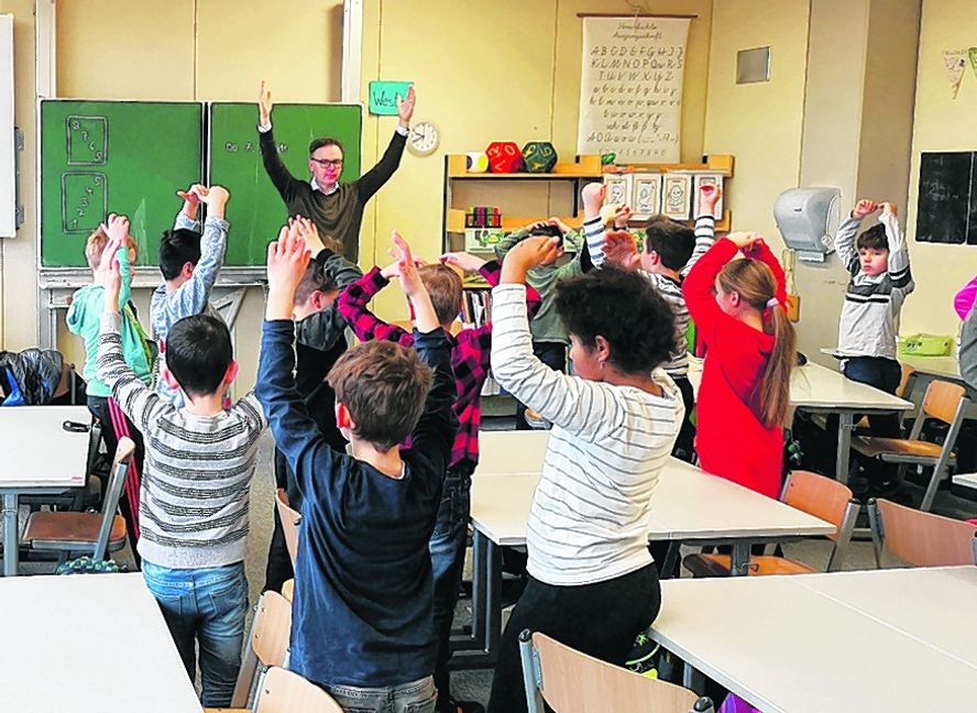 Singpause bei der Klasse 3b der Justinus-Kerner-Schule mit Clemens König. Bild: Groß