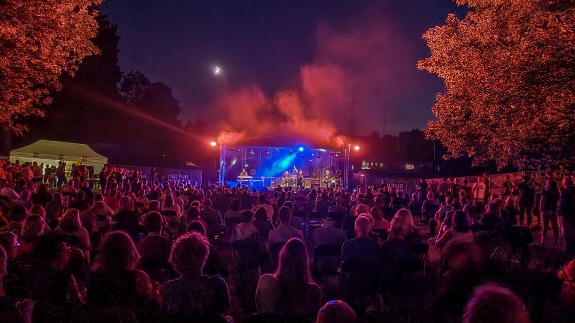 Ausverkauftes Konzert bei "Kultur im Freien" mit Lancelot im Gärtringer Freibad. Bilder: Dettenmeyer