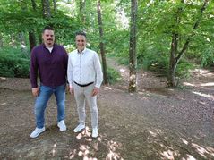 An dieser Stelle soll es los gehen: Jens Nausch (links) und Danny Theiler am Startpunkt der geplanten Mountainbike-Strecke auf der Schillerhöhe. Bild: Elbers