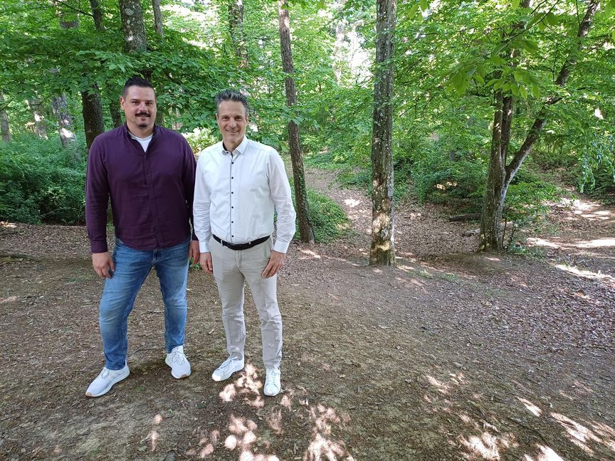 An dieser Stelle soll es los gehen: Jens Nausch (links) und Danny Theiler am Startpunkt der geplanten Mountainbike-Strecke auf der Schillerhöhe. Bild: Elbers
