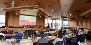 Im Sitzungssaal des Kreistags fand die Konferenz im Landratsamt statt.