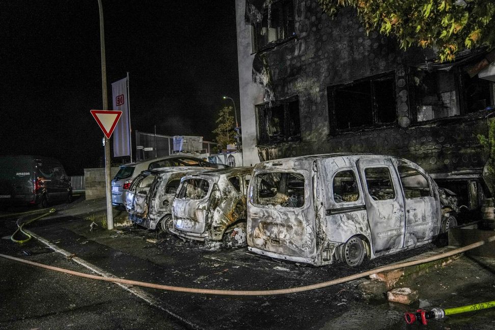 Der Tatverdächtige zündete ein Auto an. Das Feuer breitete sich aus und setzte mehrere Fahrzeuge in Brand und beschädigte auch ein Mehrfamilienhaus. Bild: SDMG/Dettenmeyer