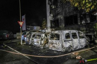 Der Tatverdächtige  zündete ein Auto an. Das Feuer breitete sich aus und setzte mehrere Fahrzeuge in Brand und beschädigte auch ein Mehrfamilienhaus. Bild: SDMG/Dettenmeyer