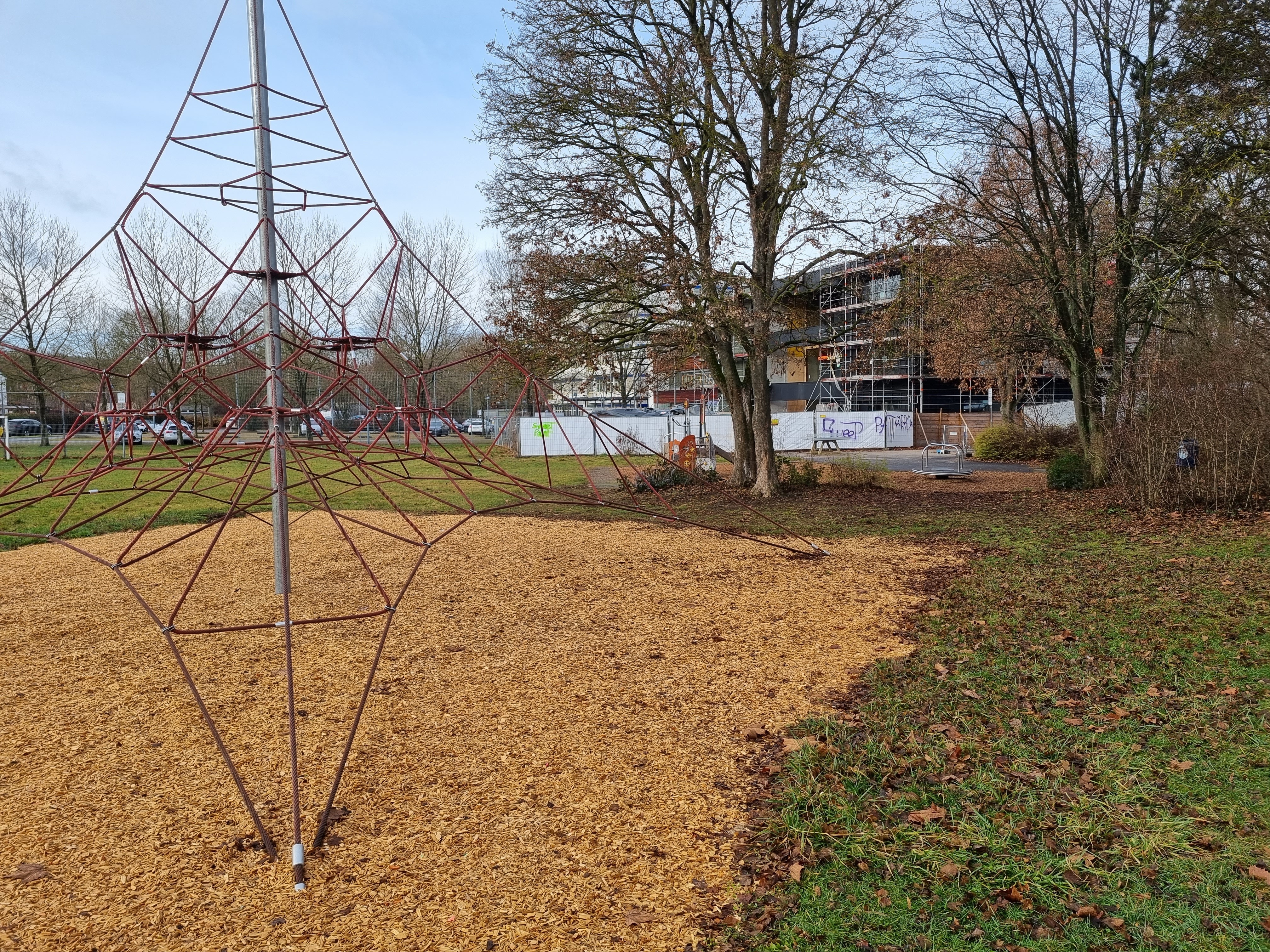Ein Teil des Spielplatzes Breslauer Straße musste für den Bau  einer neuen Kindertagesstätte (im Hintergrund) geopfert werden. Jetzt wird das Spielgelände wieder aufgemöbelt - für rund 296 000 Euro. Bild: Hamann