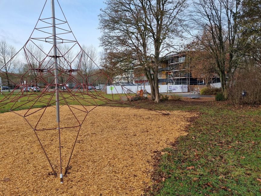 Ein Teil des Spielplatzes Breslauer Straße musste für den Bau  einer neuen Kindertagesstätte (im Hintergrund) geopfert werden. Jetzt wird das Spielgelände wieder aufgemöbelt - für rund 296 000 Euro. Bild: Hamann