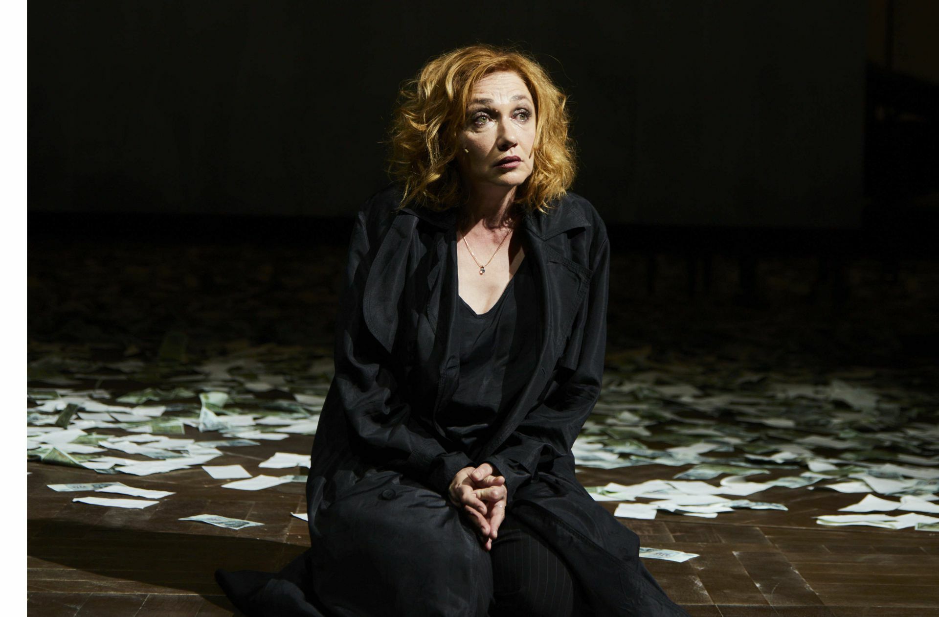 Szene mit Evgenia Dodina in der Titelrolle von Dürrenmatts „Der Besuch der alten Dame“ im Schauspielhaus Stuttgart