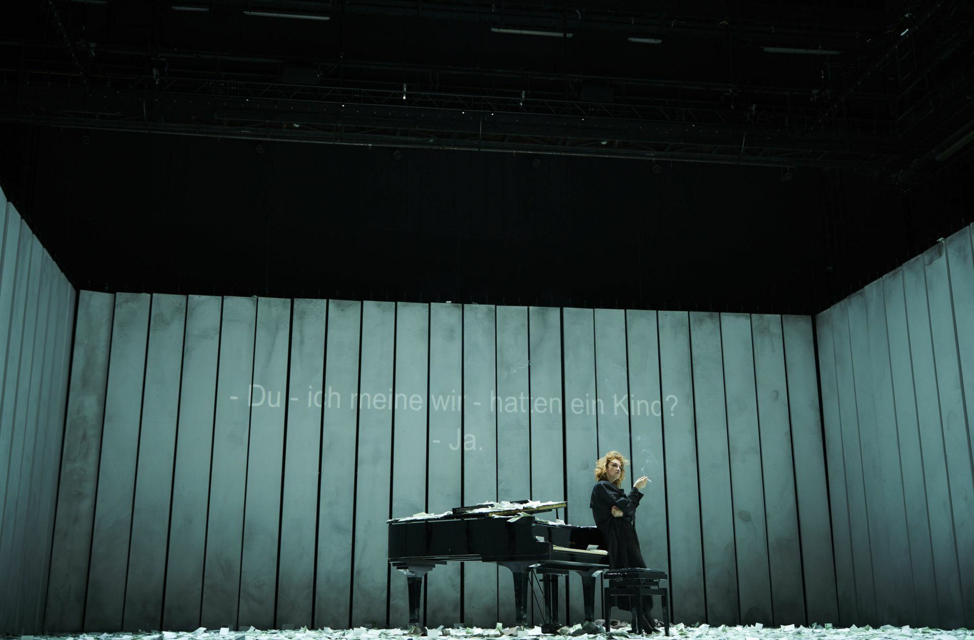 Evgenia Dodina spielt die alte Dame, die auf Rache sinnt. Sie war schwanger und wurde von dem Freund aber verraten, musste ihre Heimat verlassen. Jetzt kehrt sie wieder zurück . . .