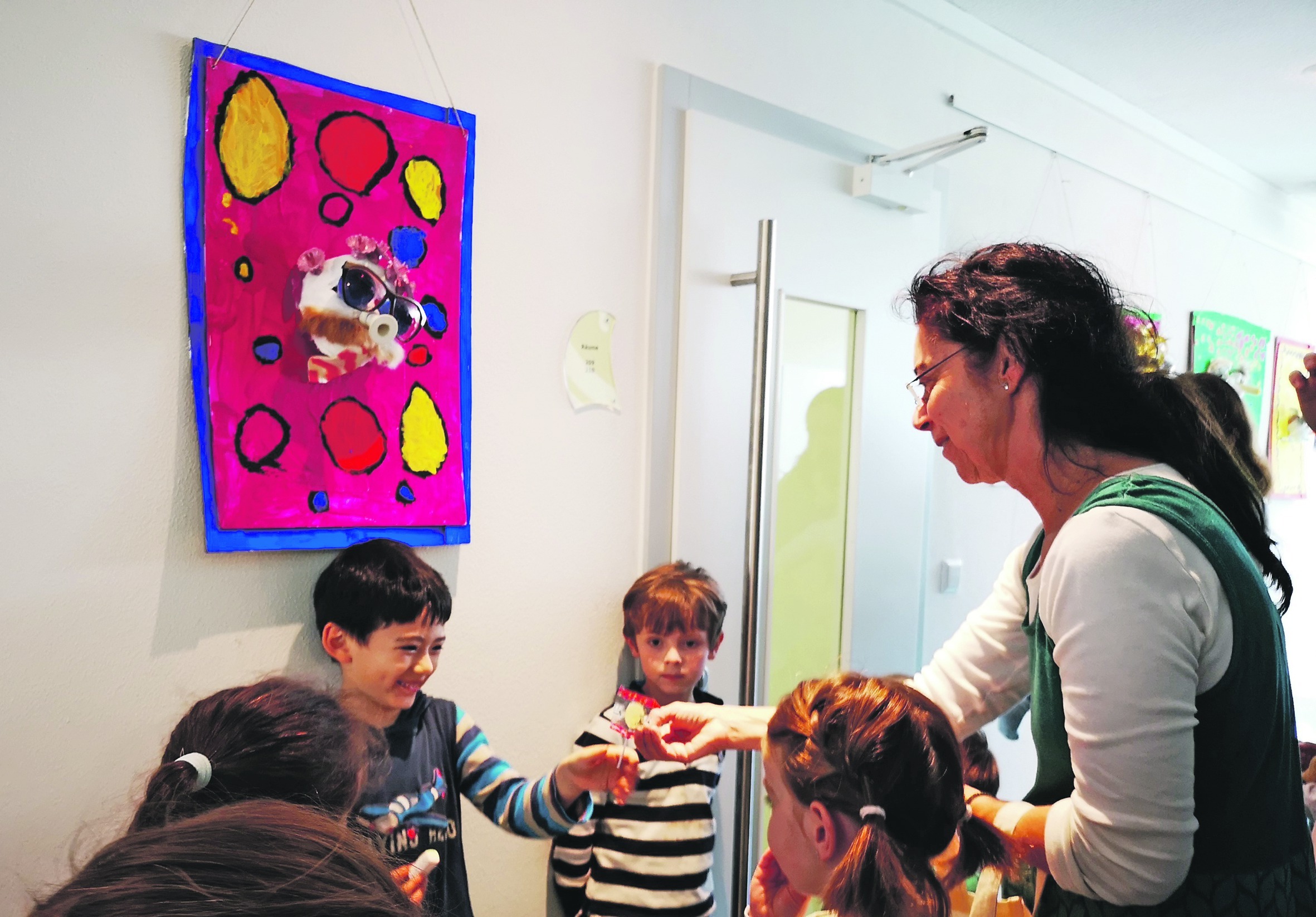 Milada Böhm, Leiterin der Ästhetischen Frühförderung an der Kunstschule Böblingen mit einigen ihrer Schüler. Bild: Schilpp