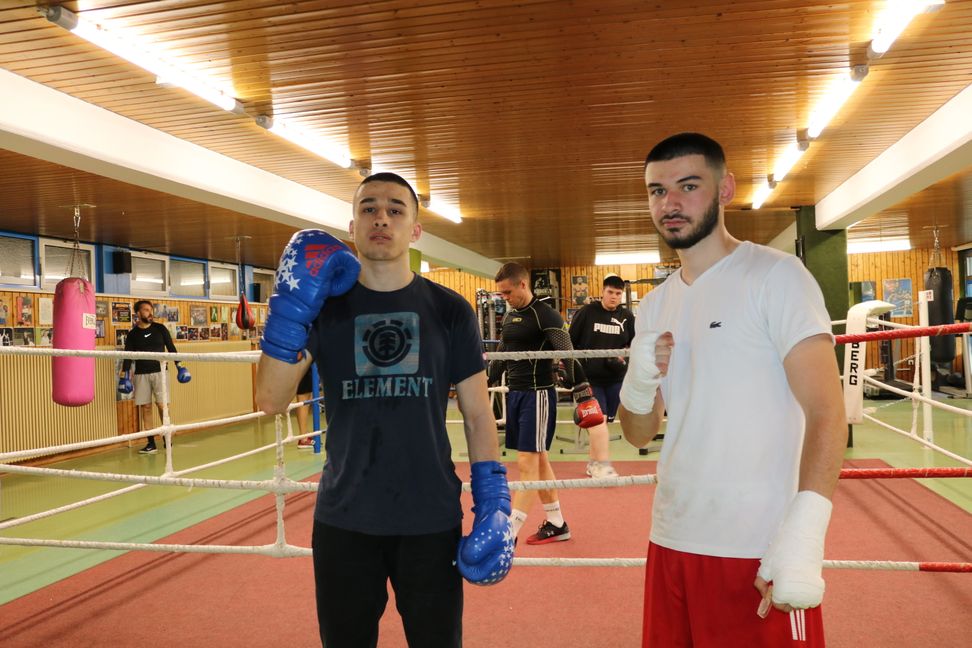 Freuen sich darüber, dass im Sindelfinger Boxzentrum wieder trainiert werden kann: Die VfL-Kämpfer Birkan Yagiz (links) und Emirkan Güclü.