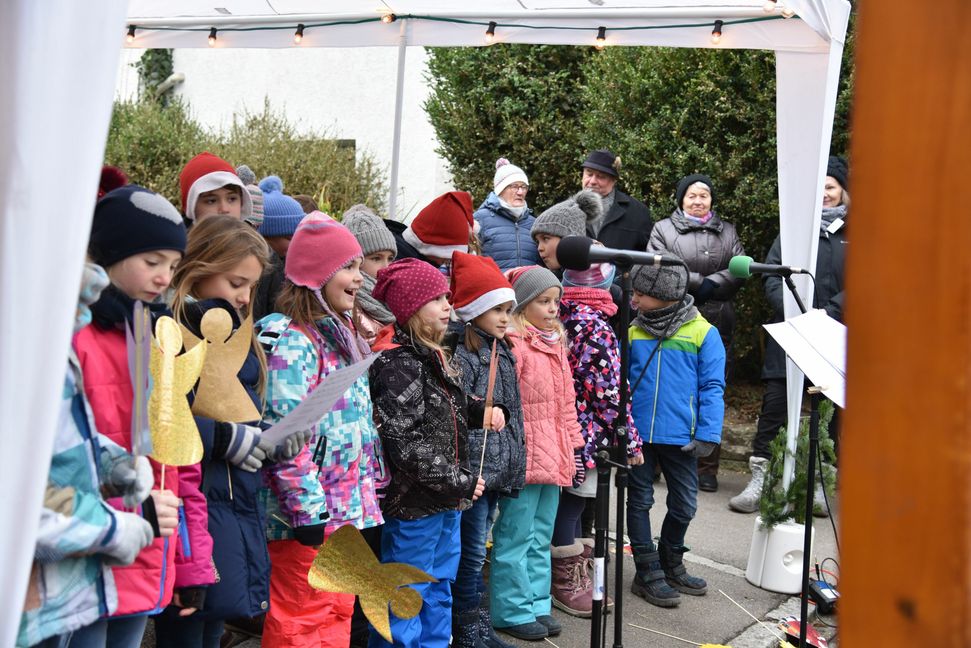 Der Schulchor der Johannes-Widmann-Schule hat zum Gelingen des Maichinger Weihnachtsmarktes beigetragen (Bild: Nüßle).