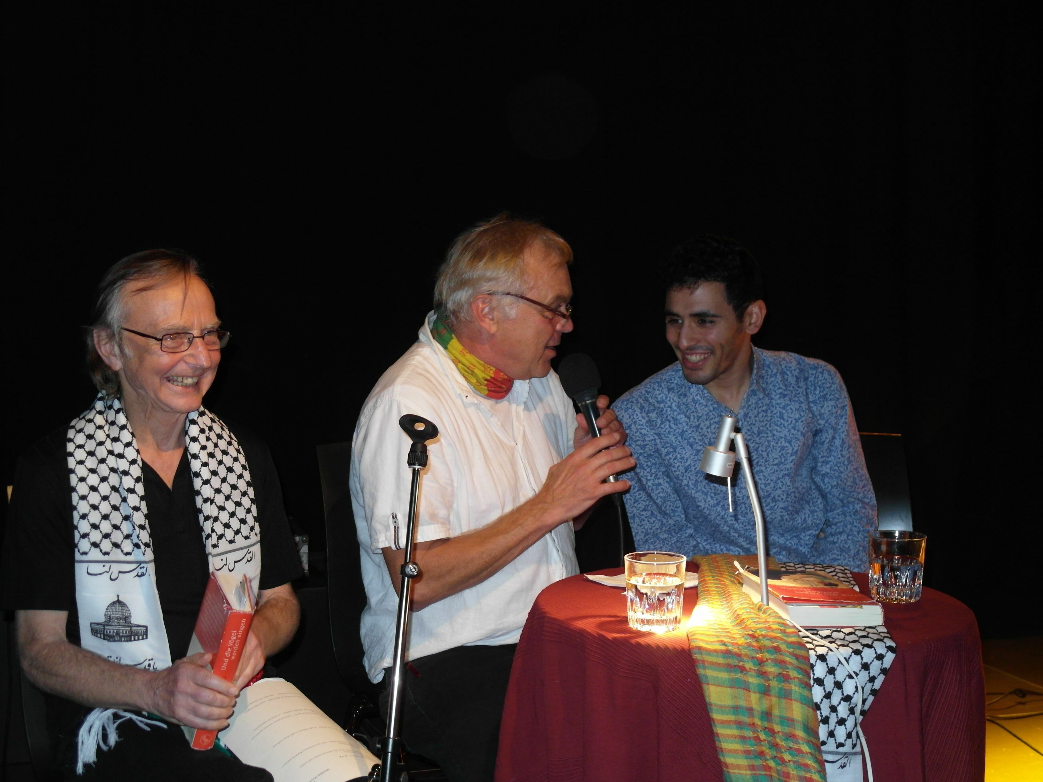 Der Schauspieler Reiner Weigand, Klaus Haidle von der "Interessengemeinschaft Kultur" und  der "Pianist aus den Trümmern" Aeham Ahmad im Gespräch (von links).                       Bild: Staber