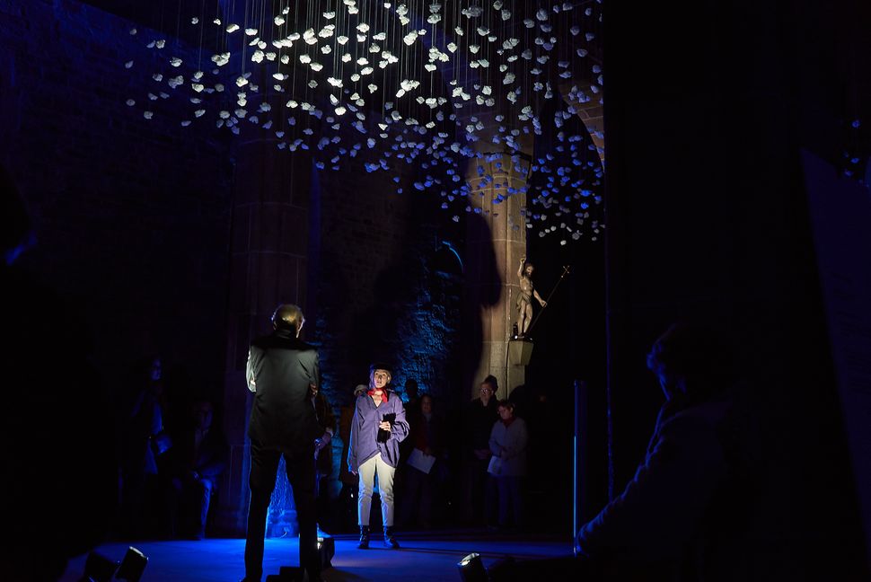 Anaj Baruzzi als Schiffer wird in Distlers Totentanz von Karl Göbel als Tod gerufen. Bild Heiden