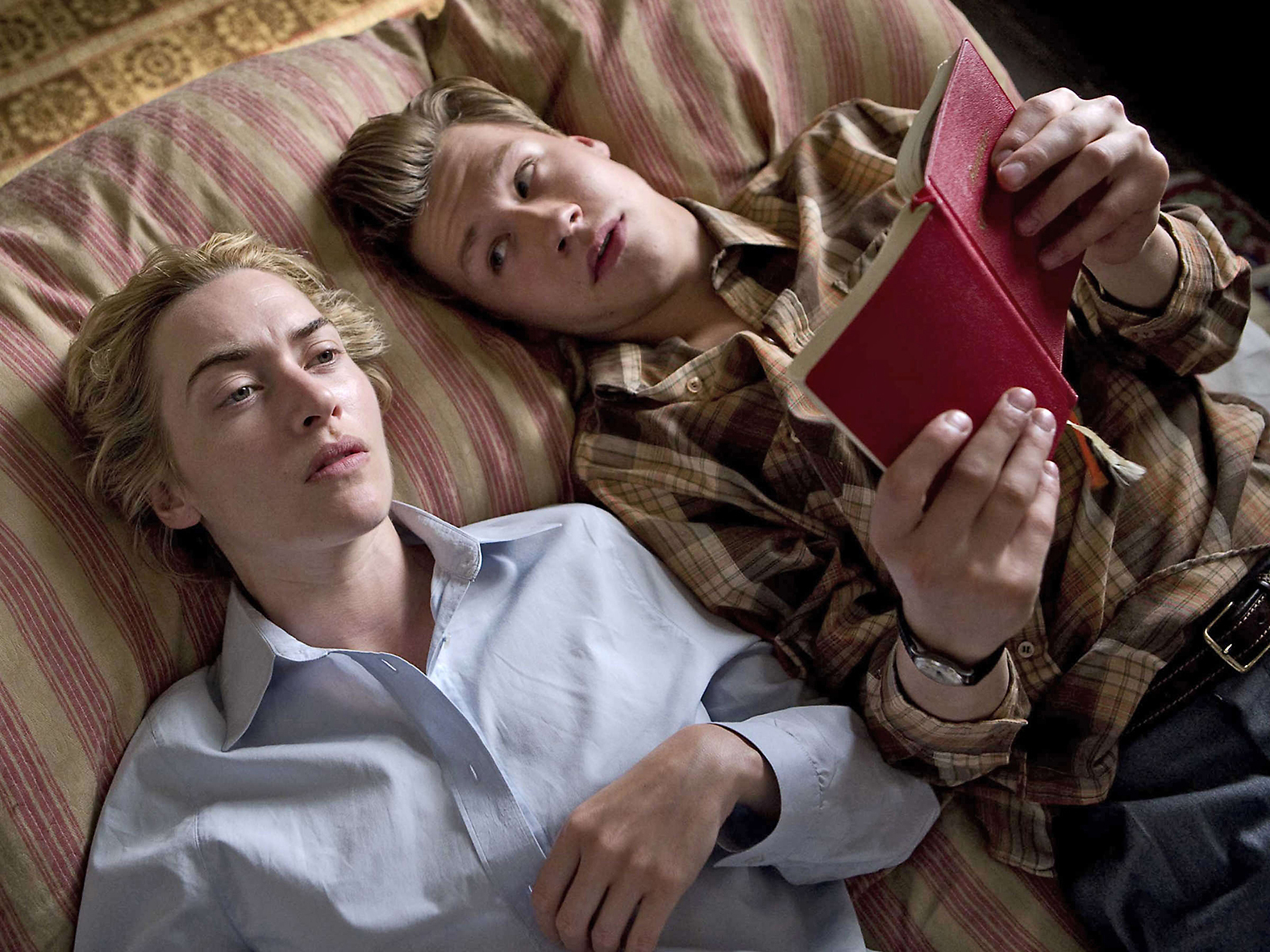 David Kross ist „Der Vorleser“. Doch seine Geliebte (Kate Winslet) hat ein dunkles Geheimnis.   Bild: z