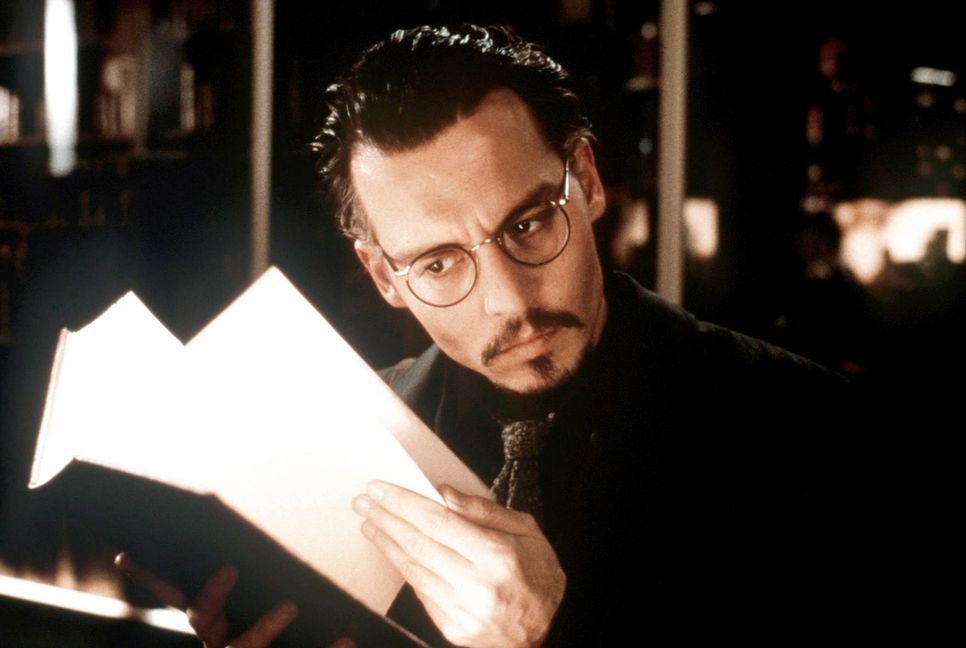 Dean Corso (Johnny Depp) soll das Buch „Die neun Pforten“ finden. Aber das ist a) schwierig und b) gefährlich. Bild: z