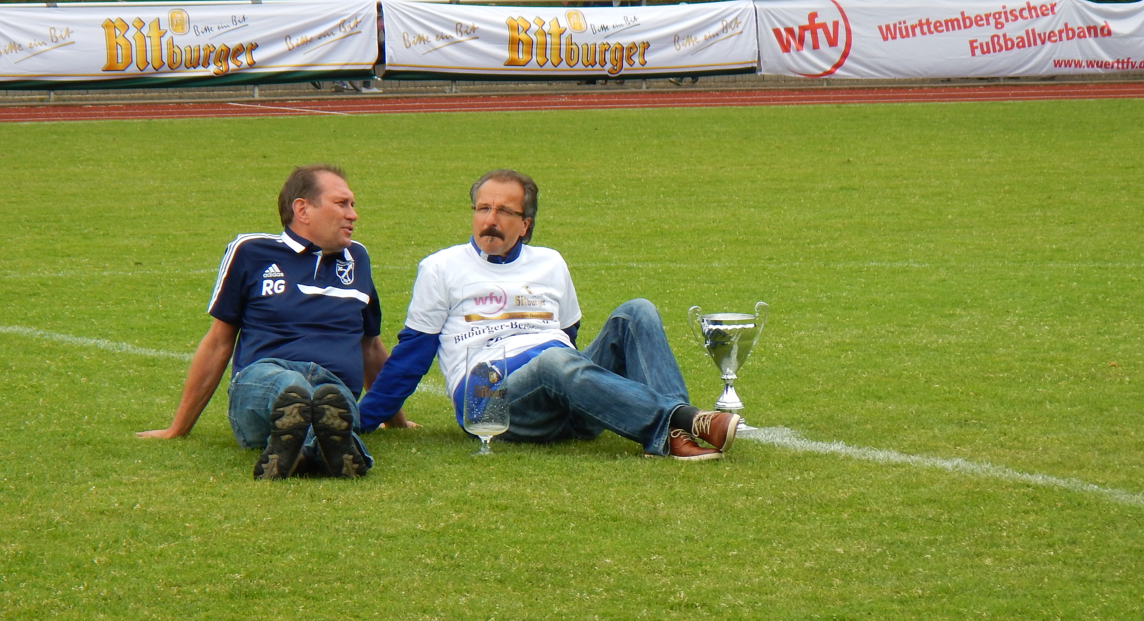 Der neue Darmsheimer Fußball-Abteilungsleiter Gerd Körber und sein Vorgänger Roger Gann (links). Bild: z