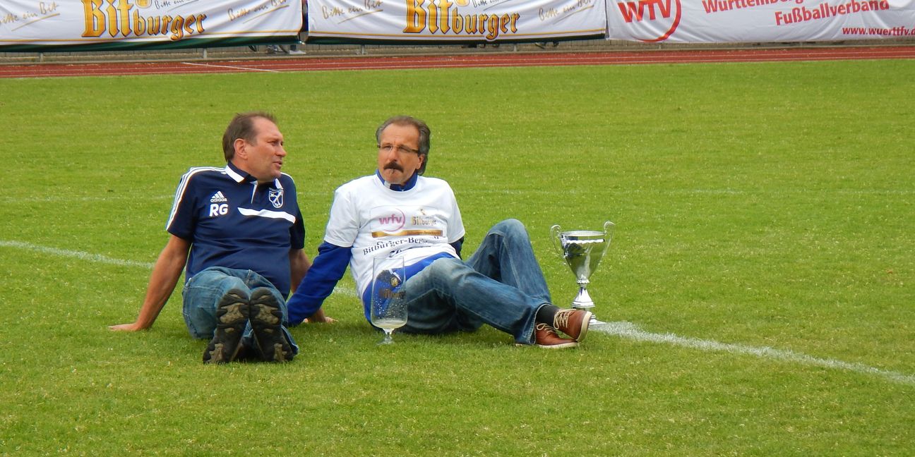 Der neue Darmsheimer Fußball-Abteilungsleiter Gerd Körber und sein Vorgänger Roger Gann (links). Bild: z