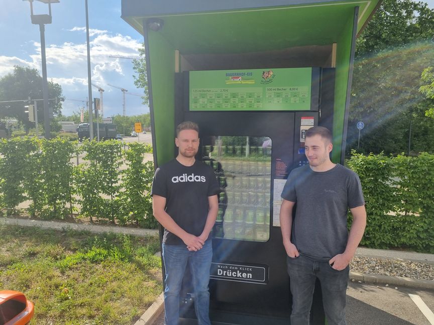 Max Rennich und Kevin Korr vor ihrem Eis-Automaten, de sie in der Calwer Straße auf dem Parkplatz neben dem Porzelanhaus Stauss platziert haben: