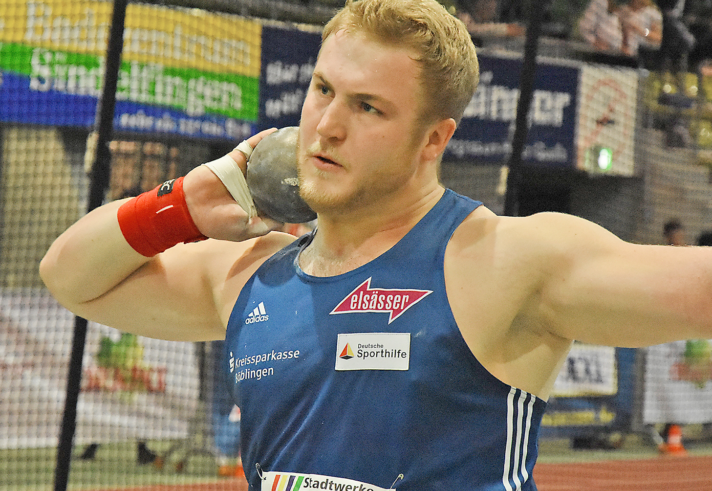Simon Bayer hält den Ball flach und spricht von Luxusproblemen. Bild: Drechsel/A