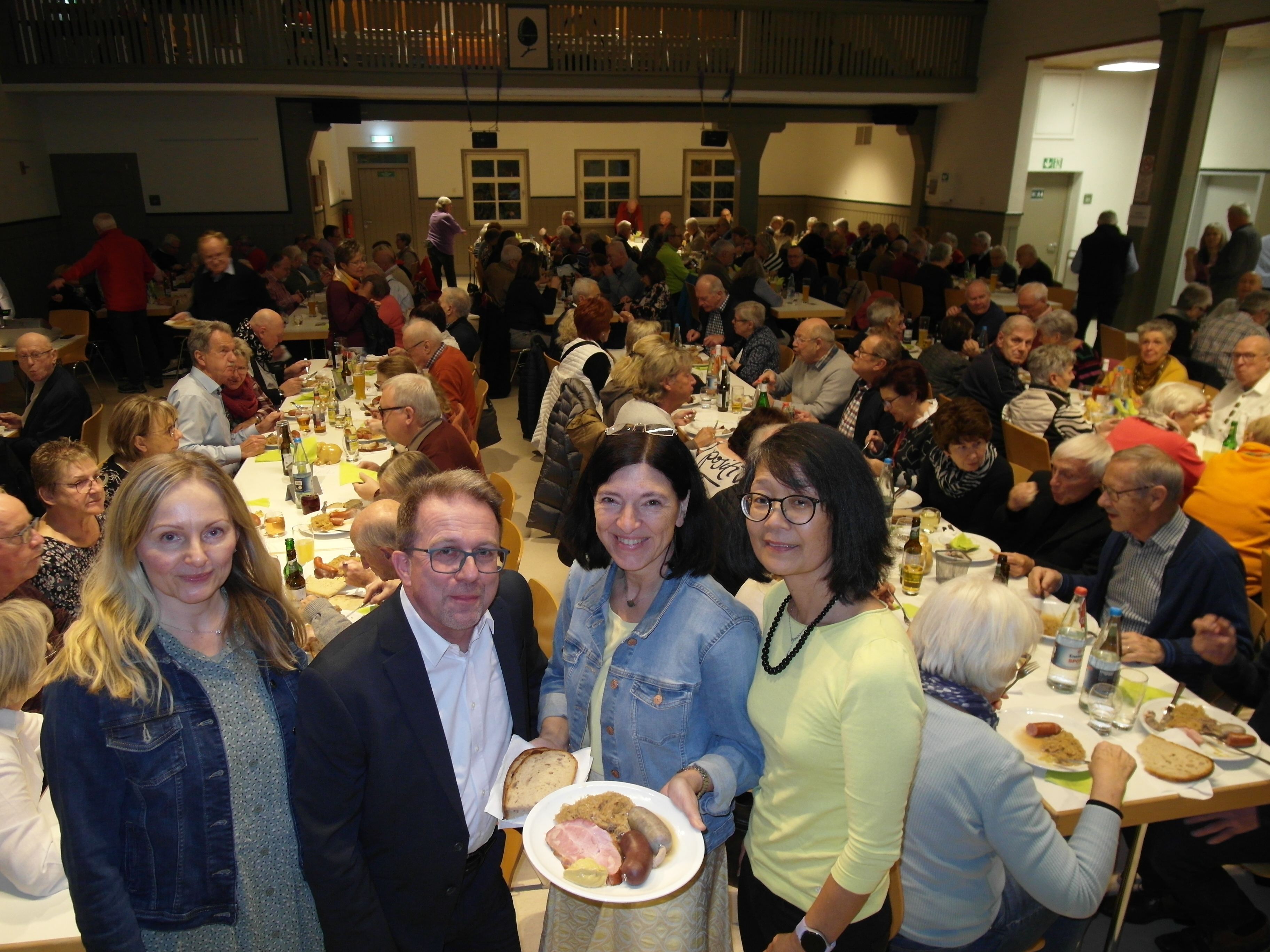 Silvie Vogel (Kassier der GSV-Chöre), Ortsvorsteher Wolfgang Stierle, Marianne Breidt (Pressewart) und Cora Suyin-Müller (zeite Vorsitzende - von links) haben mit über 200 Gästen in der Turn- und Festhalle die 20. Auflage der "Kulturschlachtplatte" der Chöre des Gesang- und Sportverein (GSV) Maichingen gefeiert. Bild: Staber
