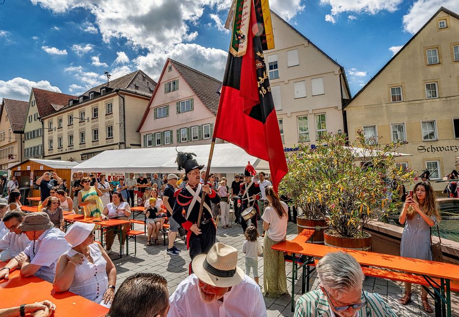 Die Bürgergarde kommt zur Bühne.