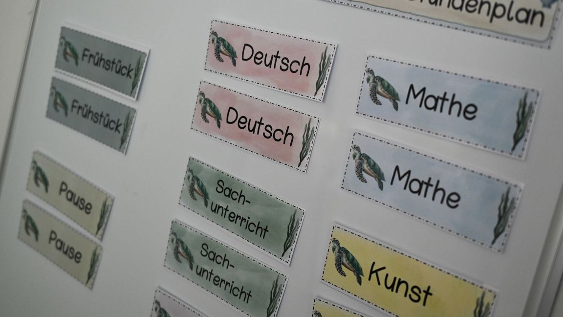 Blau für Jungs? Schüler sind der Studie nach interessierter an Mathematik und Wirtschaft. (Archivbild)