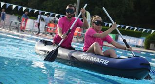 Im „Blindflug“ durch das Schwimmerbecken.