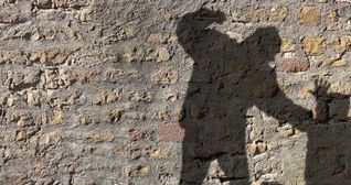 Der 19-Jährige soll seine Freundin geschlagen haben und ich auch gegen den Kopf getreten haben.