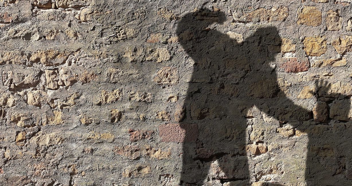 Der 19-Jährige soll seine Freundin geschlagen haben und ich auch gegen den Kopf getreten haben.