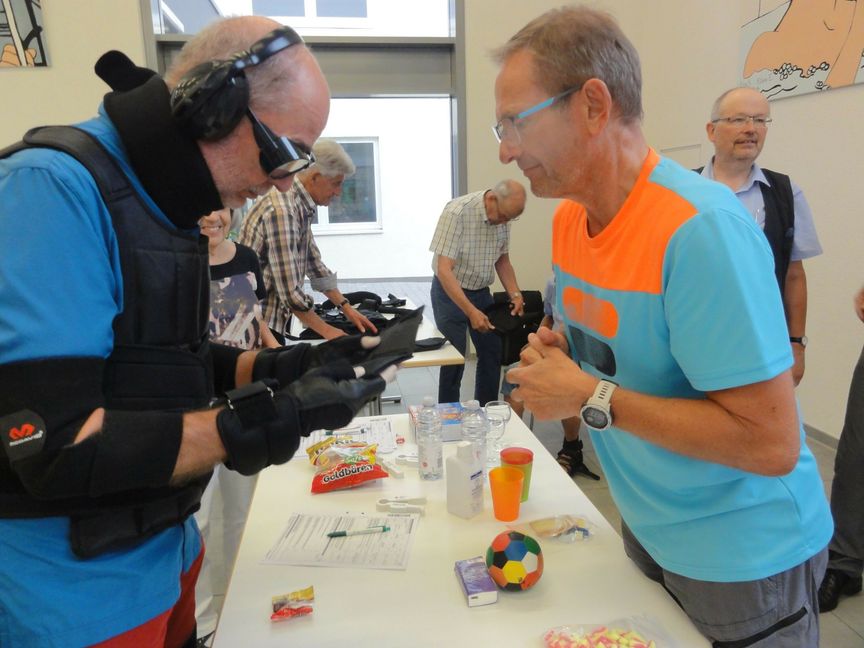 Günther Wöhler im Gerontologischen Testanzug, der das Geld im Portemonnaie nicht sehen kann. Rechts außen Reinhard Hackl. Bild: Lück