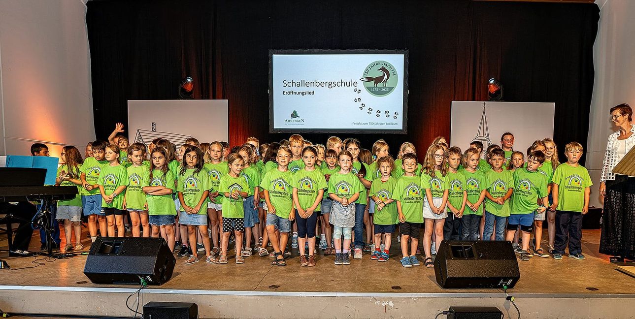 Der Schulchor der Schallenberg-Grundschule trat beim Festakt auf. Rechts Schulleiterin Gitta Sonntag.