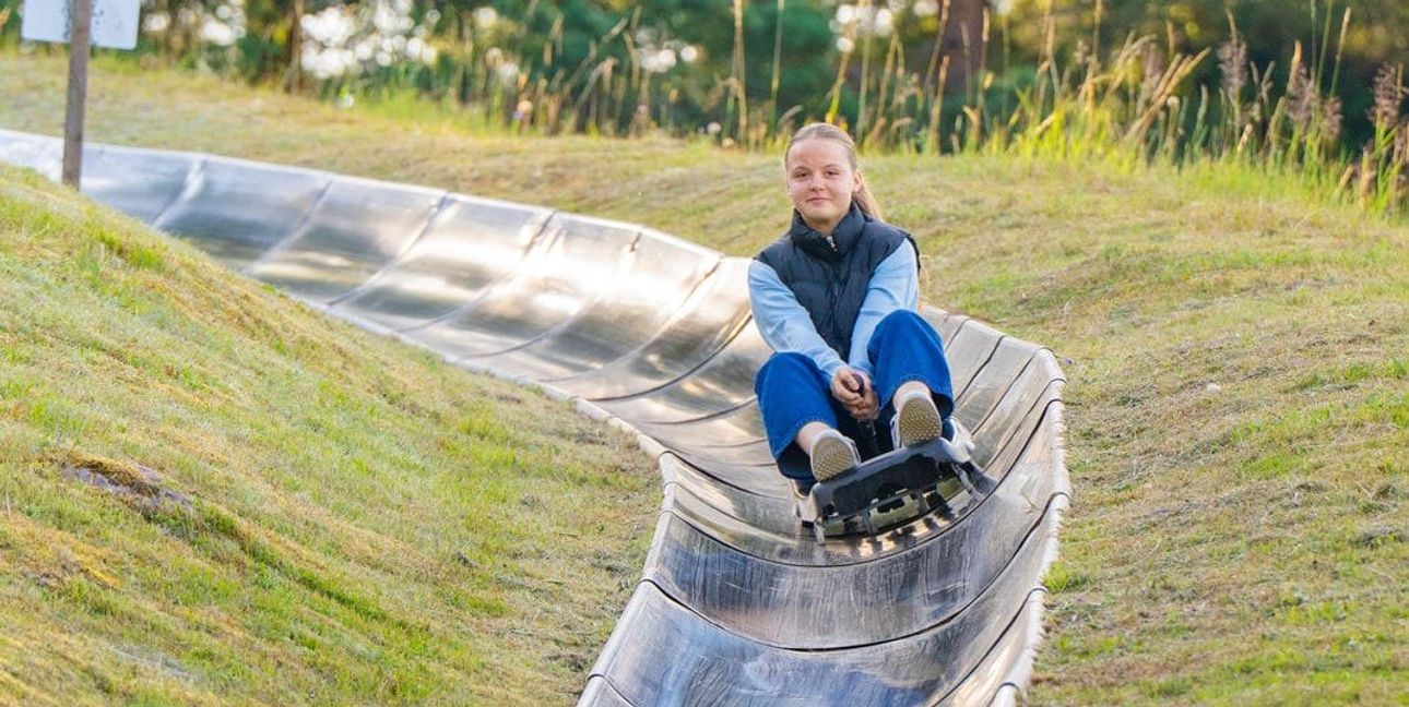 Rasante Abfahrt mit Aussicht: Die Riesenrutschbahn im Poppeltal ist ein Spaß für die ganze Familie.