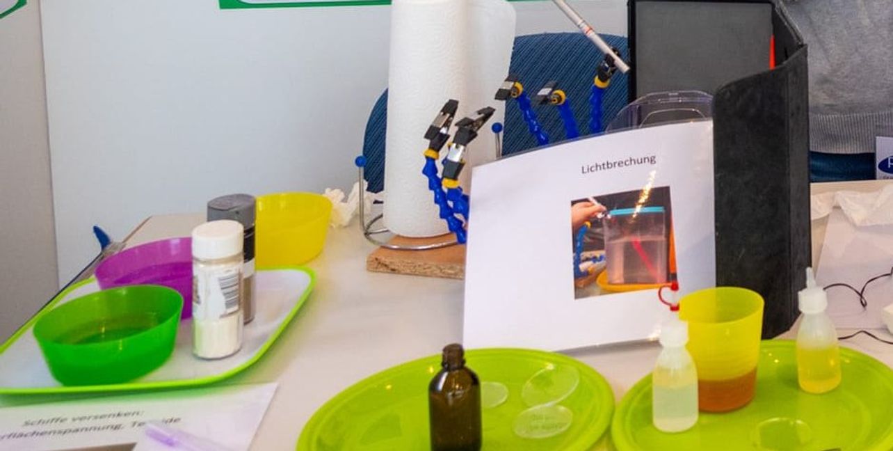 Bei Jugend forscht stellen Kinder und Jugendliche ihre wissenschaftlichen Fähigkeiten unter Beweis.