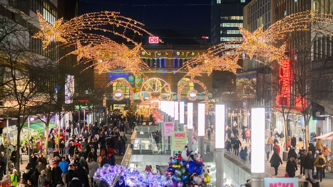 Die weihnachtlich geschmückte Innenstadt von Hannover. Viele Einzelhändler fürchten in diesem Jahr ein schlechtes Weihnachtsgeschäft. (Symbolbild)