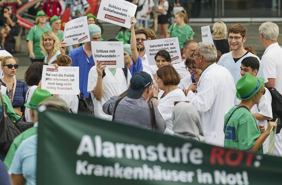 Beim Protesttag der Deutschen Krankenhausgesellschaft demonstrieren Klinikbeschäftigte in Berlin.